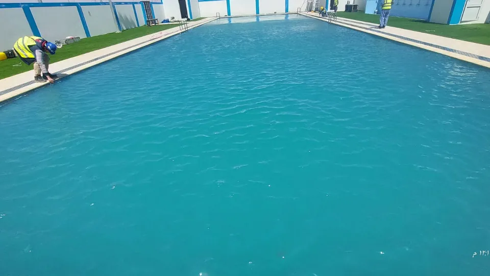 مسبح بعد تنظيف ومعالجة المياه